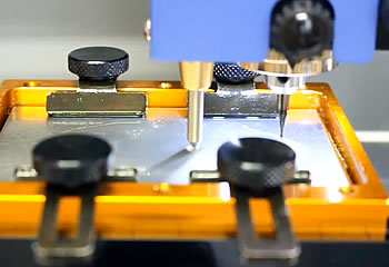 танок оснащен автоматическим щупом, который измеряет высоту заготовки без касания заготовки 